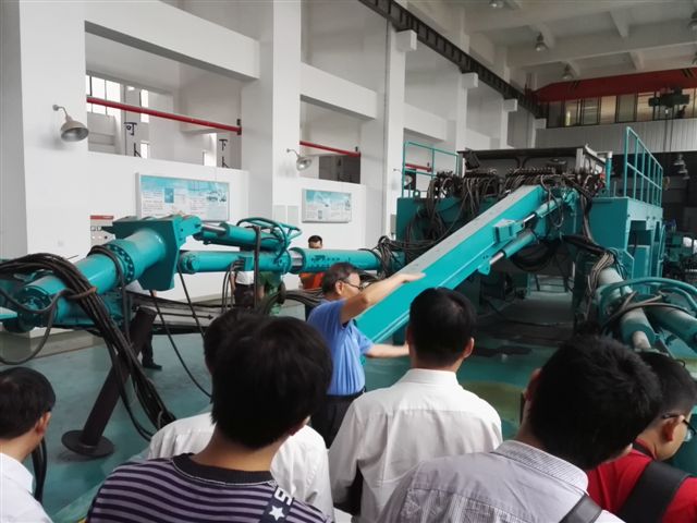 鹤发银丝映日月，，，，，，赤心热血沃新花