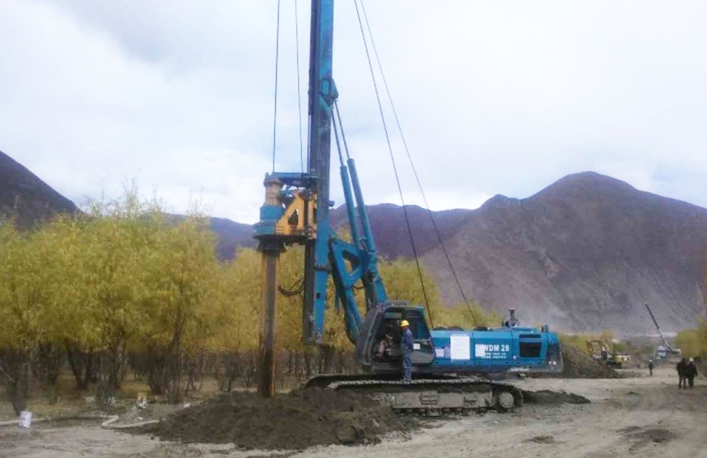 LETOU乐投智能二十台旋挖钻机高原施工放异彩