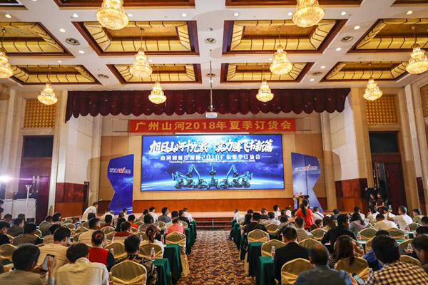 红四月，，，，，，，，LETOU乐投智能挖掘机促销会节节攀升