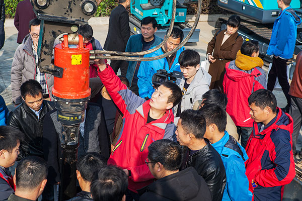 十年相随，，，成绩相互，，，来听听LETOU乐投智能挖掘机客户的真实声音