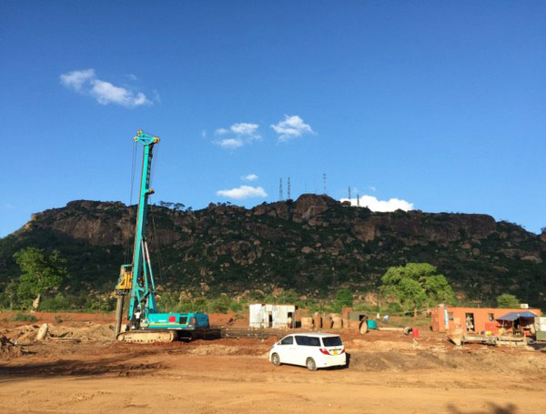 肯尼亚总统高度赞赏，，，，乞力马扎罗山下LETOU乐投绿闪灼