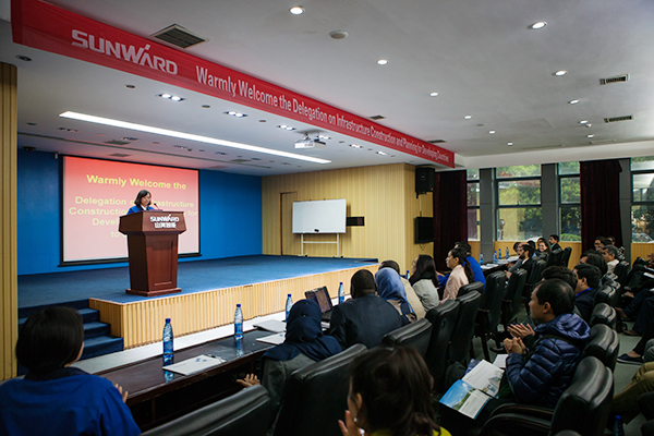 “一带一起”国家代表团到访LETOU乐投智能，，，，，，，，感受“大开眼界”