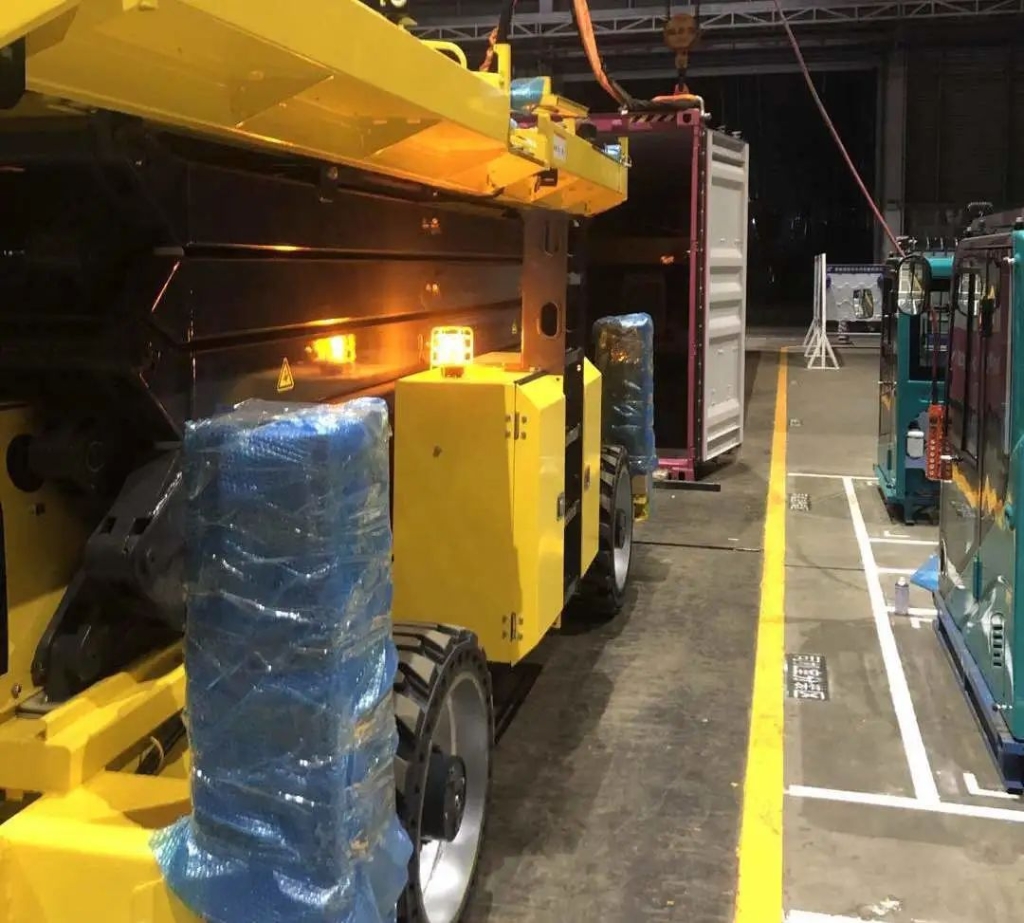 批量发往欧洲，，，，高空作业平台迎来新年开门红