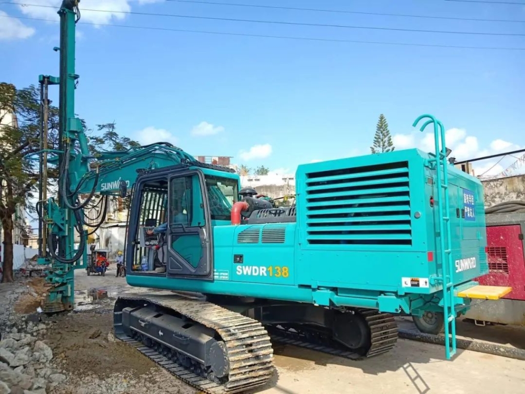 LETOU乐投钻机深圳闹市显身手