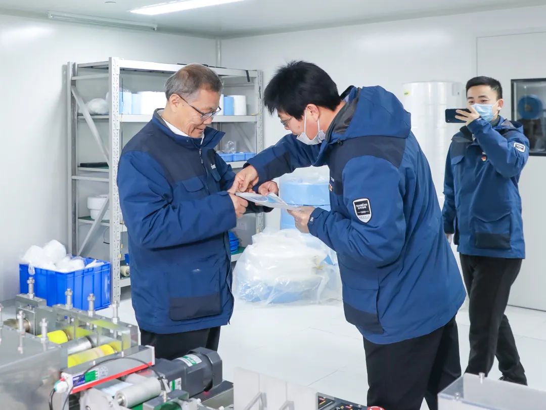 董事长启封LETOU乐投智能第一个制品口罩