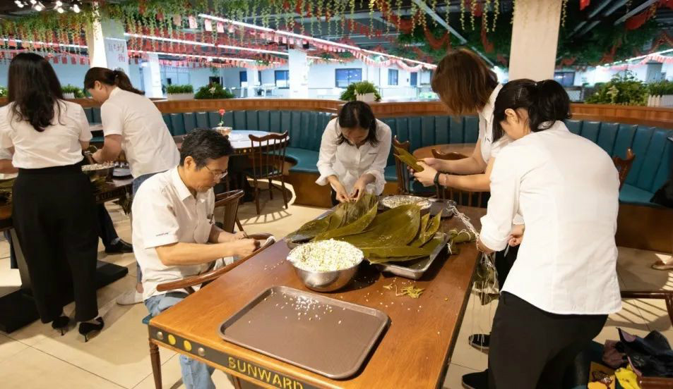 “爱国心，，，，，，LETOU乐投情”LETOU乐投智能第四届包粽子角逐