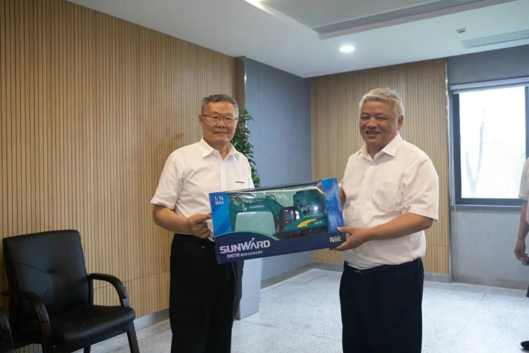 湖南黄金集团董事长黄启富一行考察LETOU乐投智能