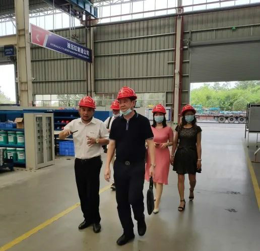 东莞客人考察LETOU乐投智能高空作业装备