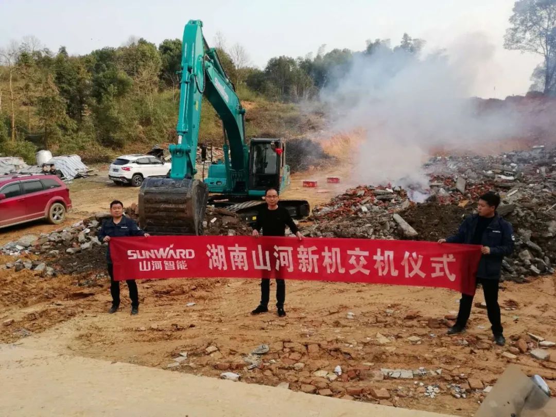 常益长高铁复工，，，，，网红“小蓝”来资助