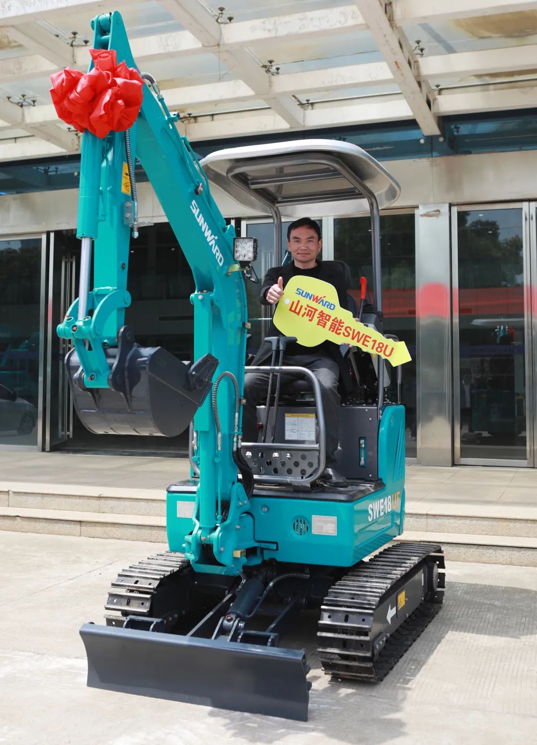 赠机仪式如约而至，，，，，LETOU乐投智能与您偕行