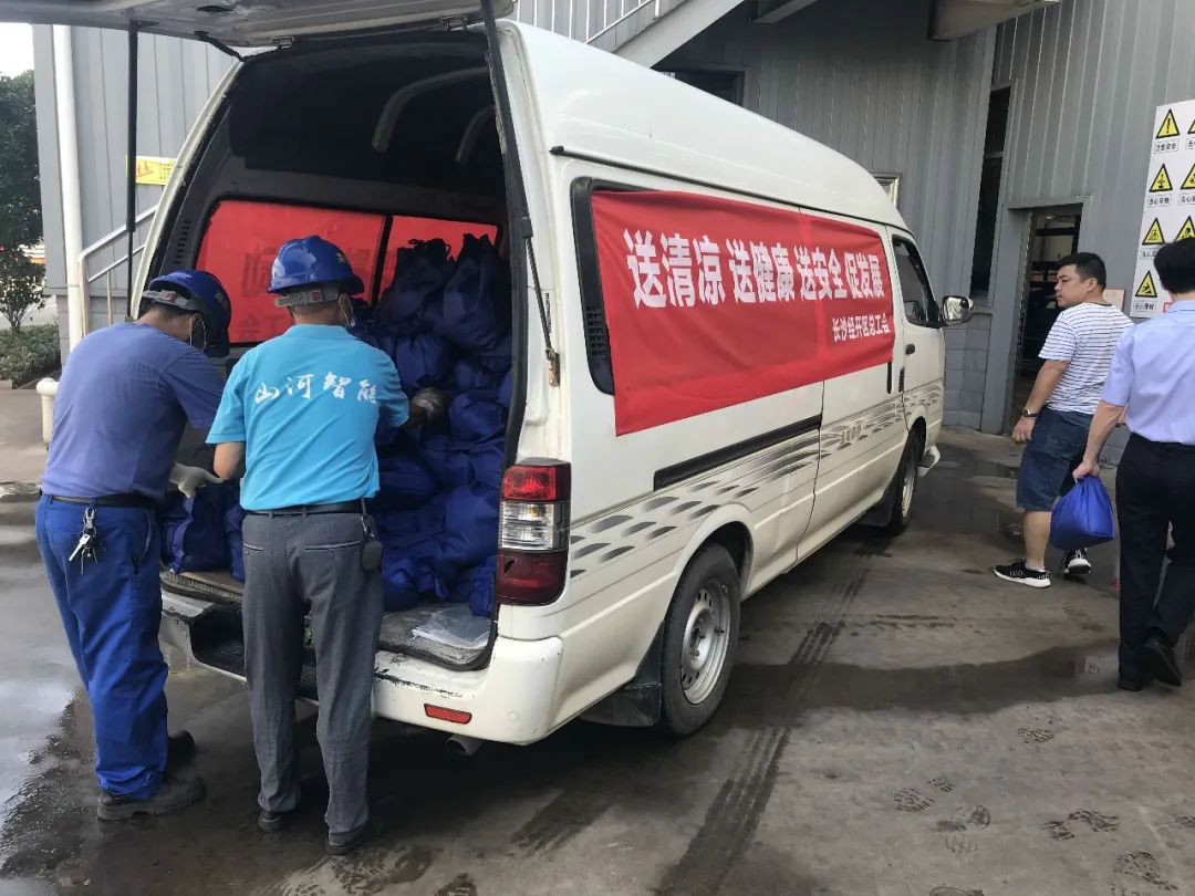 夏日炎炎送清凉，，，，，，，区总眷注暖人心