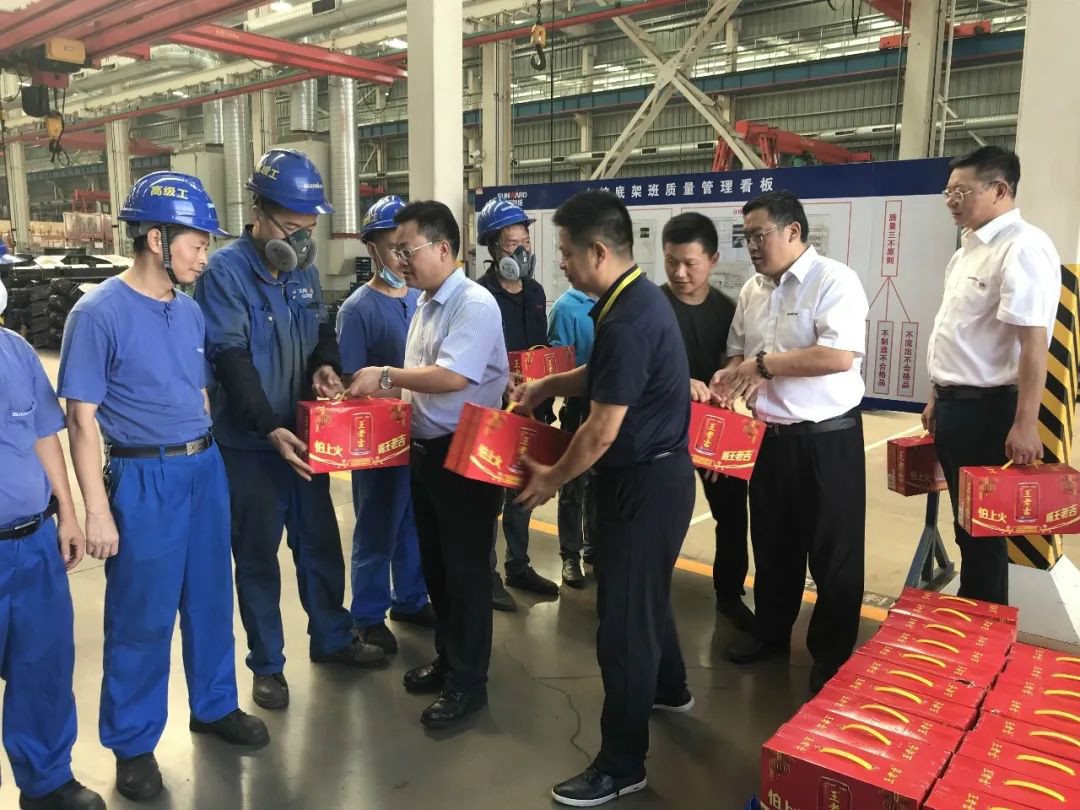 夏日炎炎送清凉，，，，，，，区总眷注暖人心