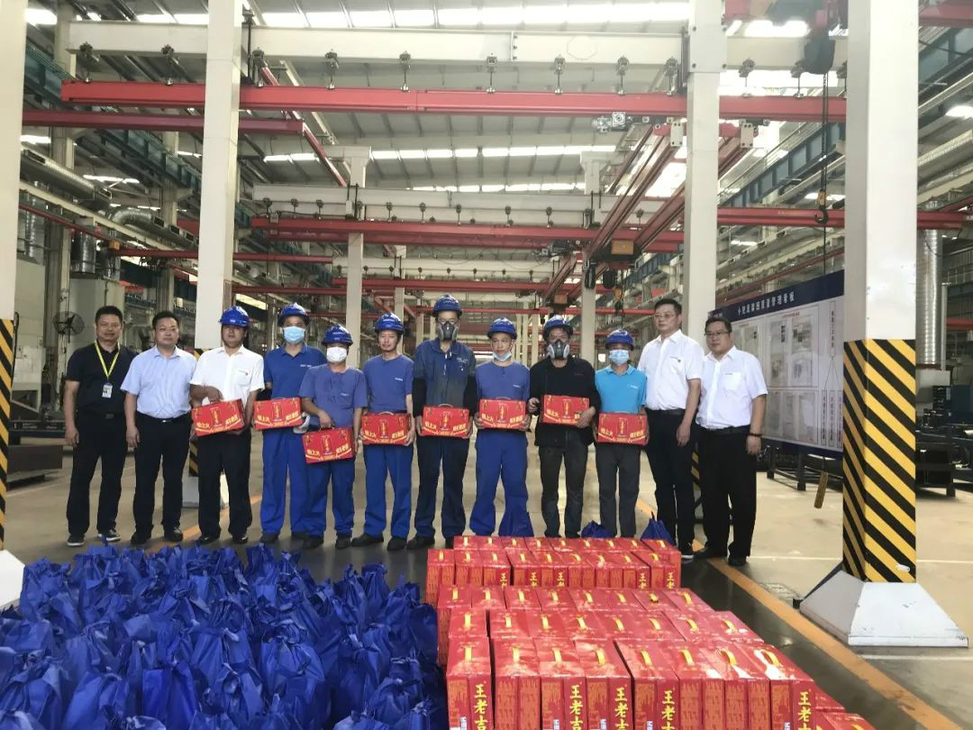 夏日炎炎送清凉，，，，，，，区总眷注暖人心