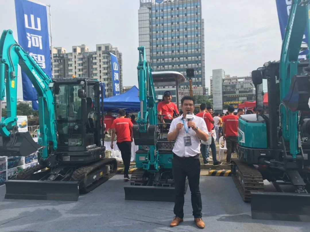 2020全球微挖大会 LETOU乐投智能精品微挖赢得满堂彩