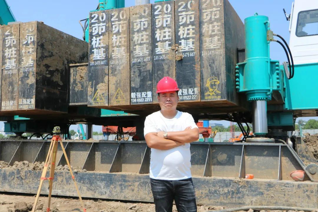 液压静力压桩机从1台到21台，，，，，，他只用了8年！