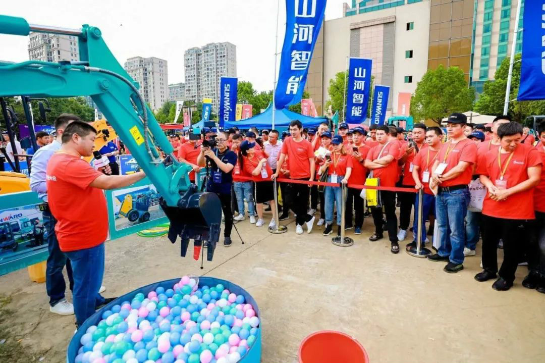 2020全球微挖大会 LETOU乐投智能精品微挖赢得满堂彩