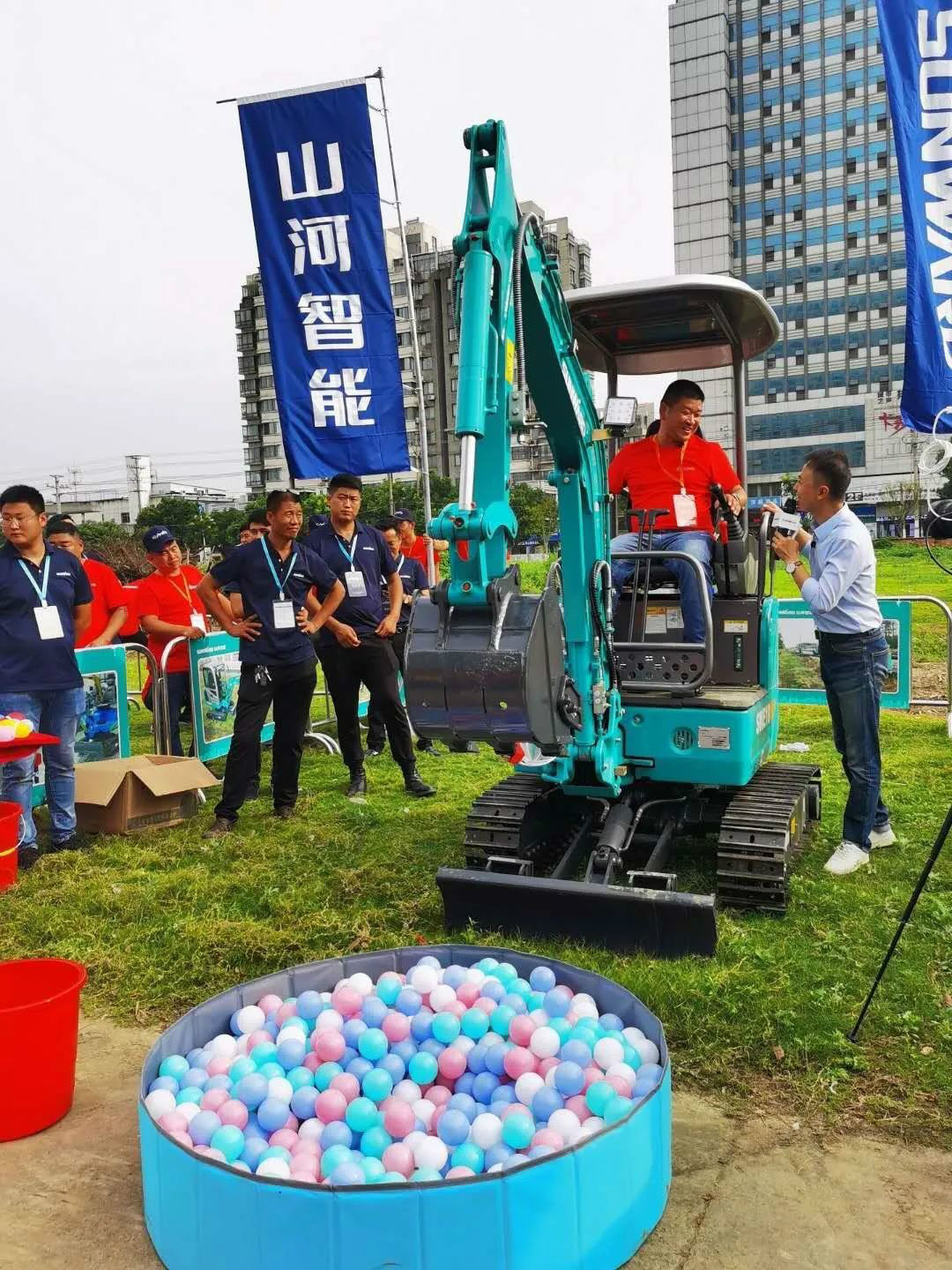 2020全球微挖大会 LETOU乐投智能精品微挖赢得满堂彩