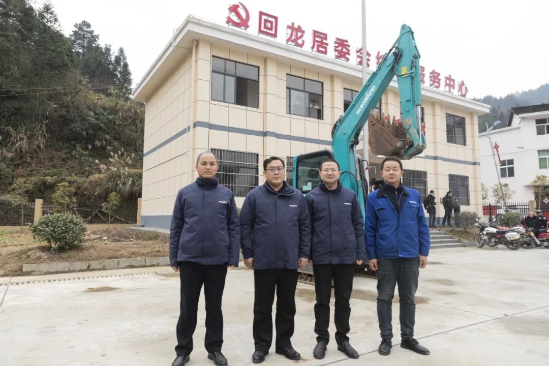 校企相助精准扶贫，，，，，，产教融合振兴墟落 | LETOU乐投智能向相助院校对口扶贫点捐赠挖掘机