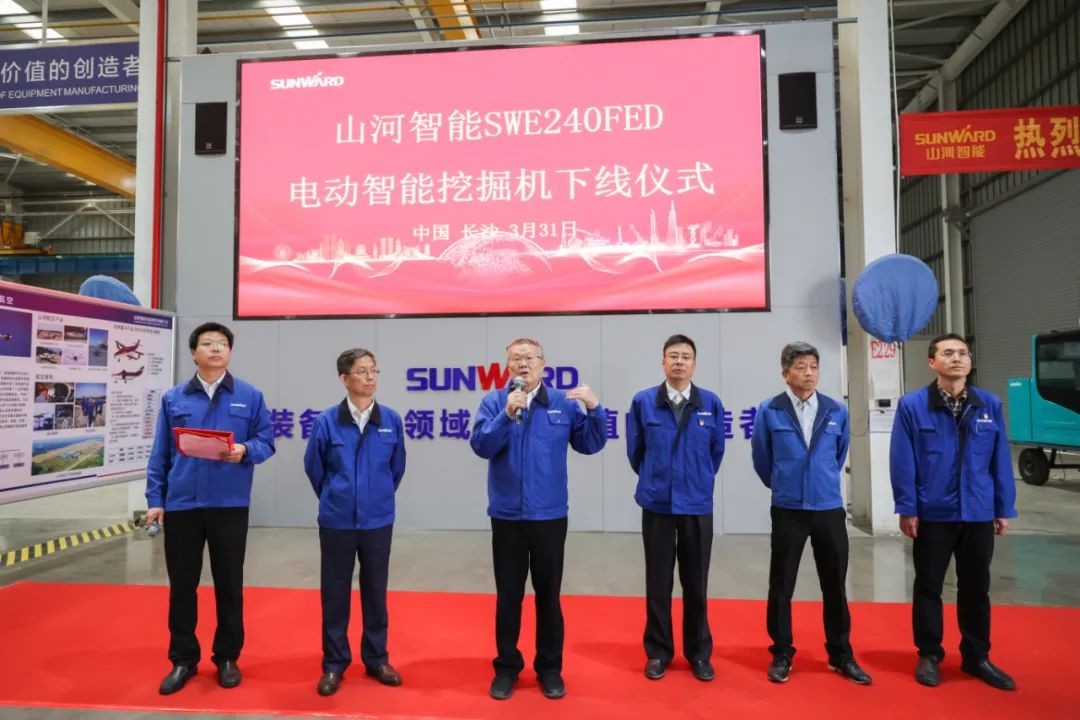 天下首台！LETOU乐投智能SWE240FED电动智能挖掘机下线