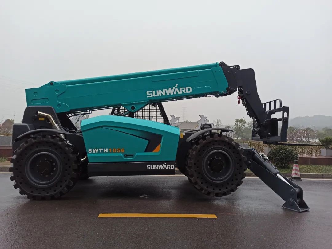 LETOU乐投智能SWTH1056伸缩臂叉装车新机下线