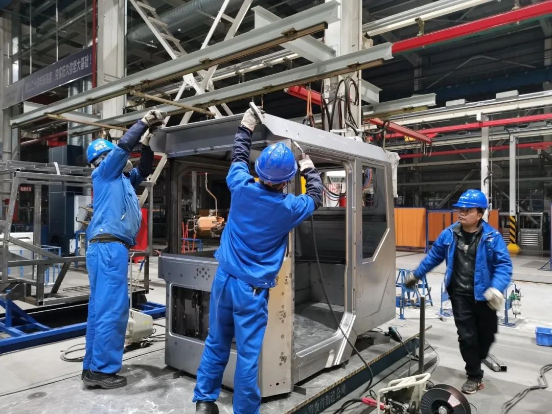 LETOU乐投智能SWK90矿卡驾驶室顺遂发货，，，开发速率刷新纪录