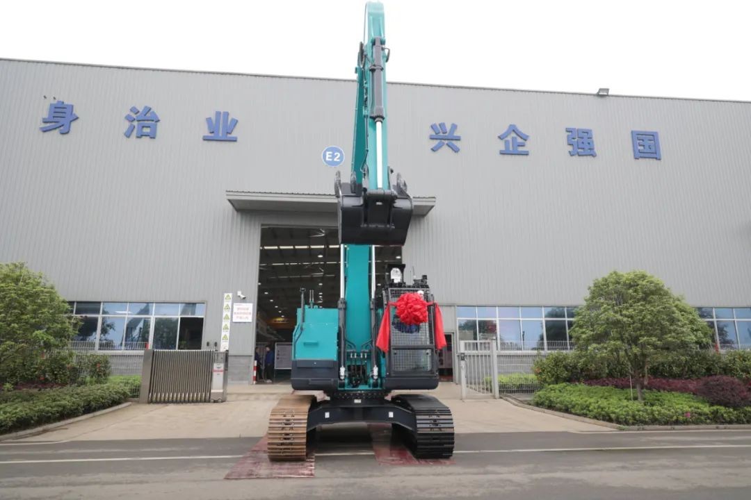 天下首台！LETOU乐投智能SWE240FED电动智能挖掘机下线