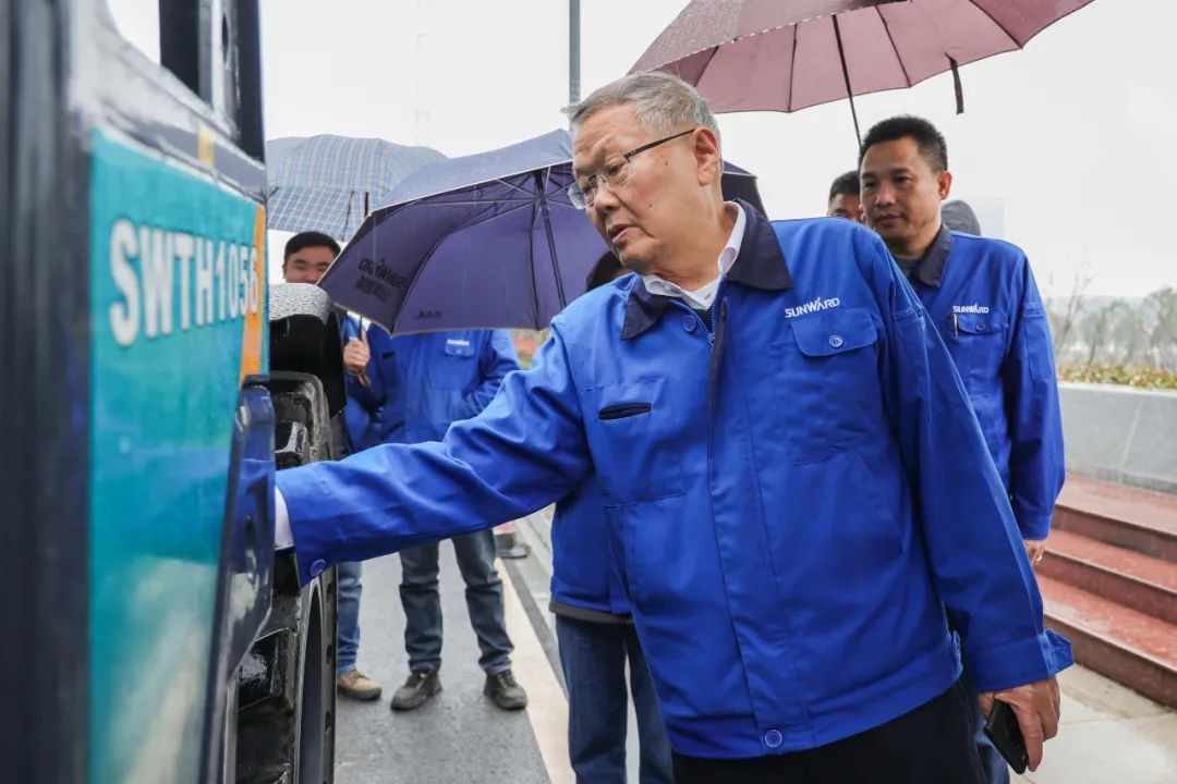 LETOU乐投智能SWTH1056伸缩臂叉装车新机下线