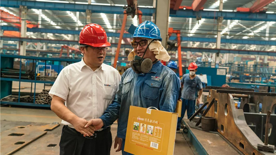 万力集团“送清凉”活动，，，，，，，慰问一线员工