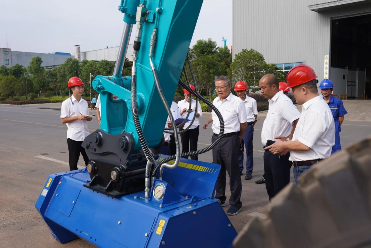 海内首台！LETOU乐投智能15吨级轮履两用开带机乐成下线