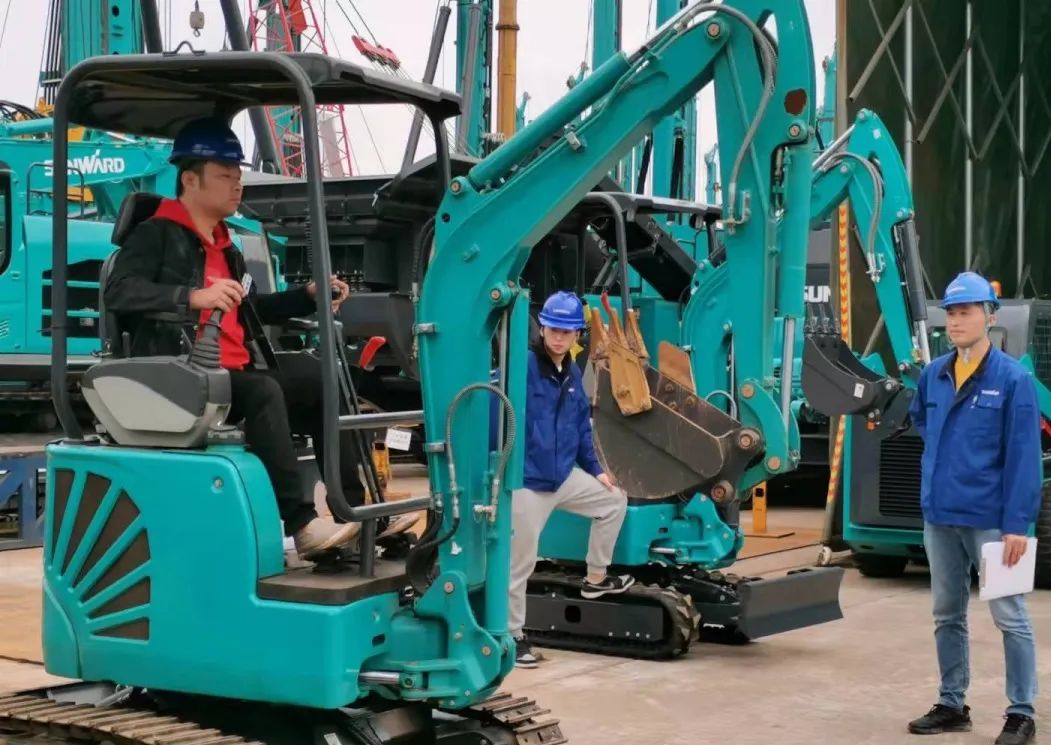 一起来“找茬”！10位“超等体验官”试驾LETOU乐投智能最新“F系列”挖掘机