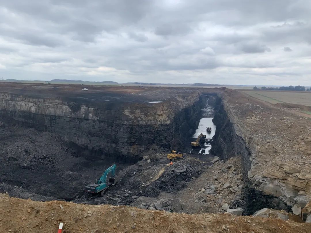 挑战矿山难题！LETOU乐投智能95吨级矿用挖掘机乐成进入非洲市场
