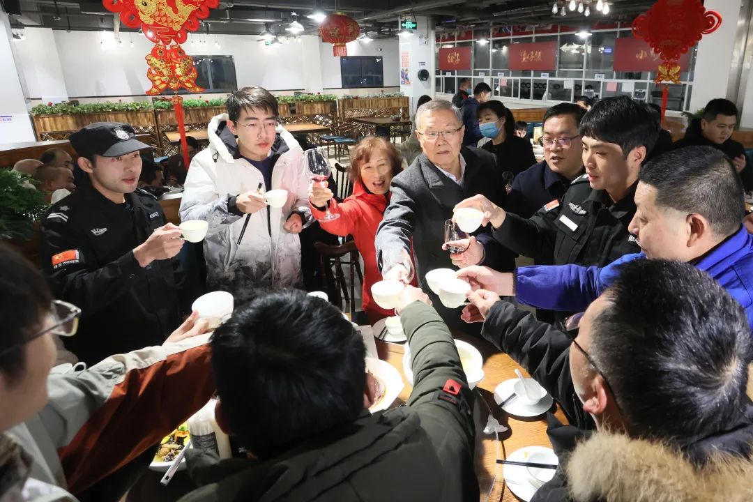 LETOU乐投智能董事长何清华与留厂员工一起过大年！