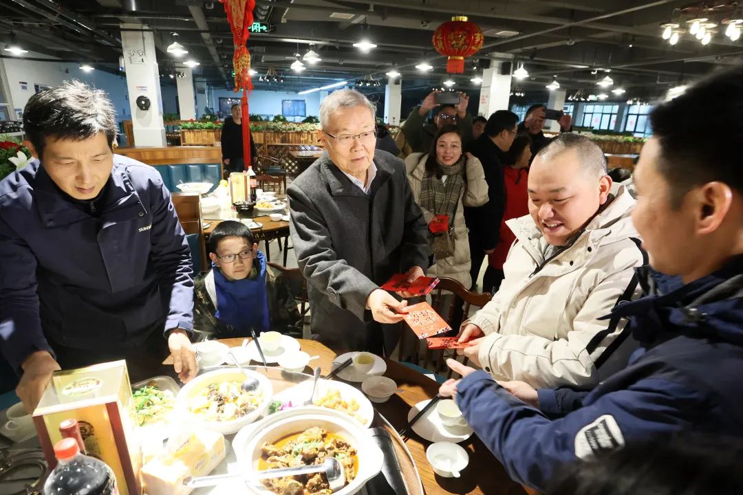 LETOU乐投智能董事长何清华与留厂员工一起过大年！