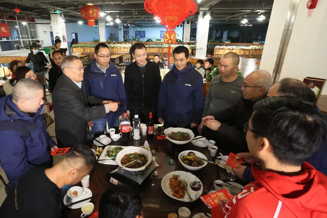 LETOU乐投智能董事长何清华与留厂员工一起过大年！