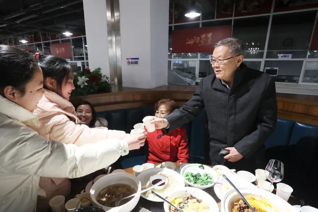 LETOU乐投智能董事长何清华与留厂员工一起过大年！