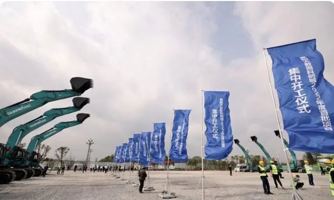 LETOU乐投智能挖掘机亮相贵阳大数据科创城项目开工仪式