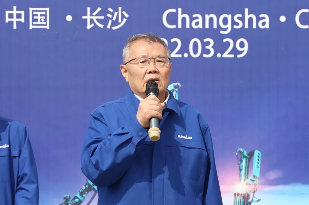 征战全球市场。。。。ETOU乐投智能凿岩装备批量发货