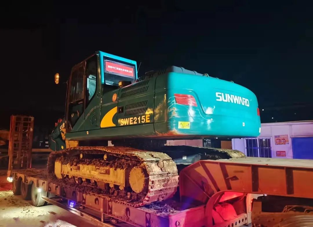 冲锋一线显继续！LETOU乐投智能挖掘机助力长沙方舱医院建设