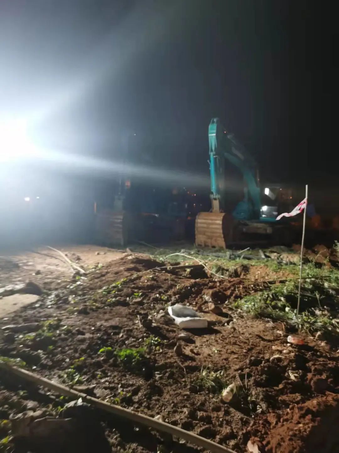 冲锋一线显继续！LETOU乐投智能挖掘机助力长沙方舱医院建设