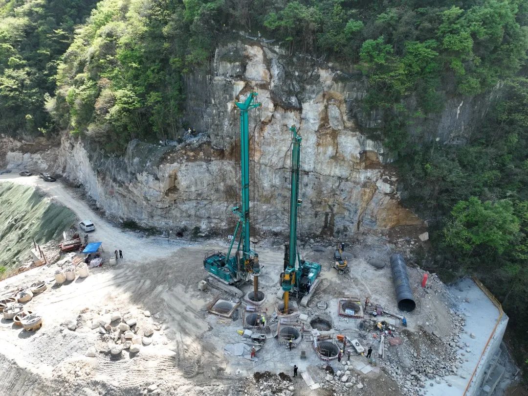 展现施工“奇效”！LETOU乐投智能旋挖钻机强势助力炉慈高速公路建设