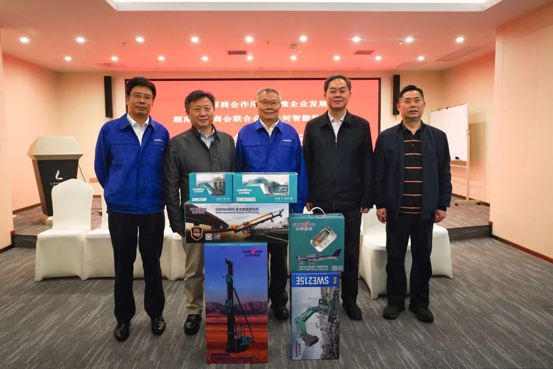 抱团出海，，，，，携手共赢！何清华带队赴湖南异地商会联合会造访交流