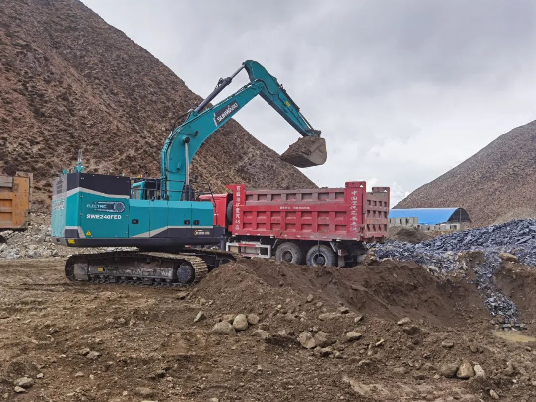 征战川藏铁路！LETOU乐投智能新一代电动挖掘机乐成交付