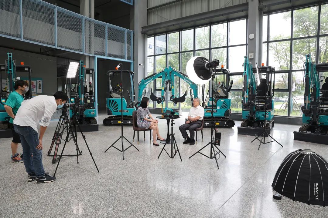 CGTN探厂！专访LETOU乐投智能董事长、首席专家何清华花絮来了