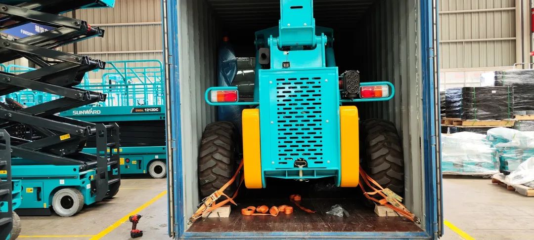 单笔采购金额万万元！LETOU乐投智能伸缩臂叉装车批量出口