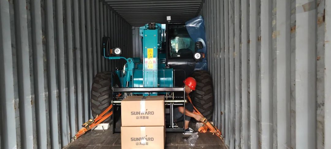 单笔采购金额万万元！LETOU乐投智能伸缩臂叉装车批量出口