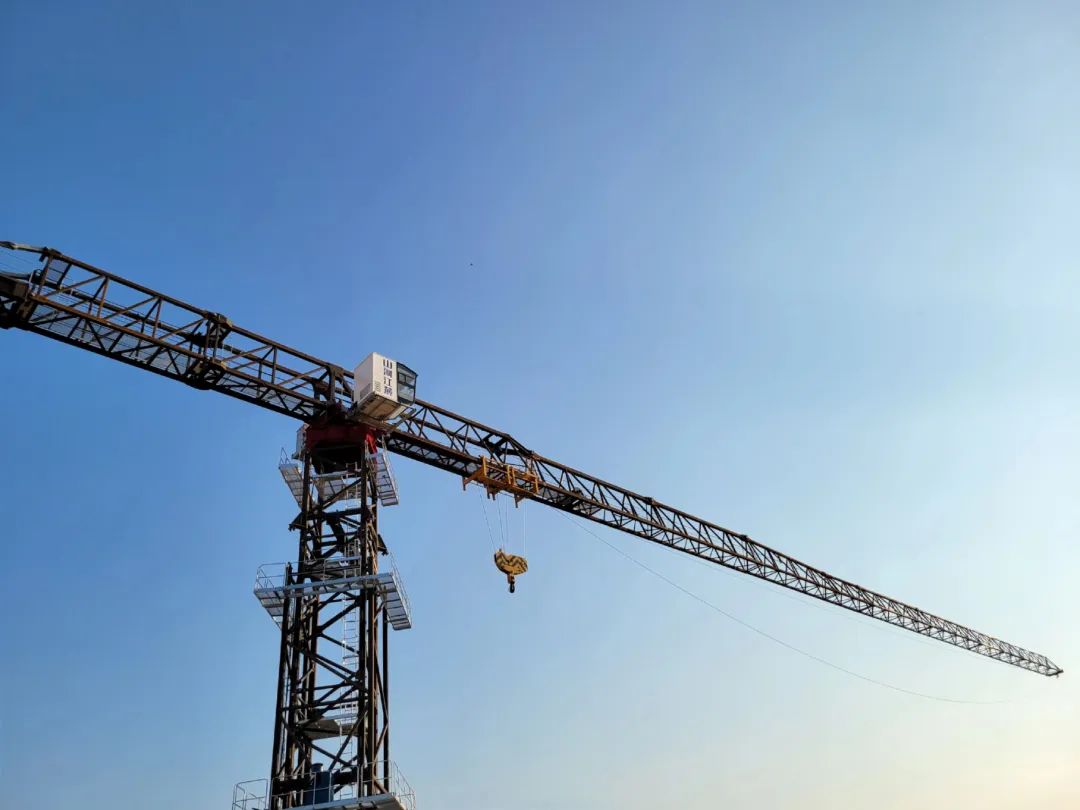 自力高度达82米，，，，，，，，LETOU乐投江麓推出超大型平头塔机