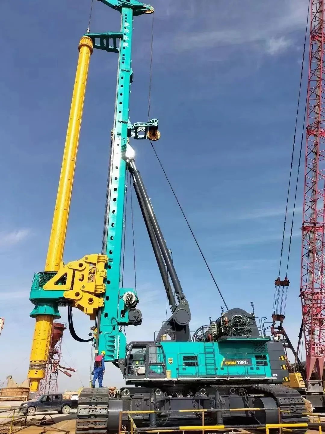 首桩开钻！LETOU乐投智能超等旋挖实力助建天下最大跨度公铁两用大桥