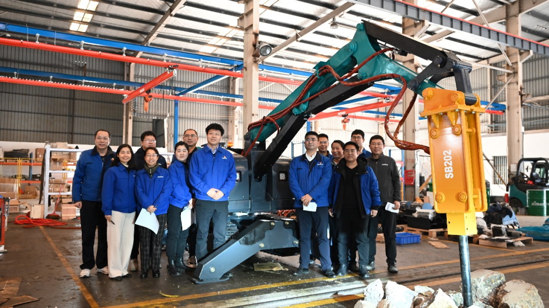 破拆应急，，，，，智能继续！LETOU乐投特装SWR280DE破拆机械人下线交付