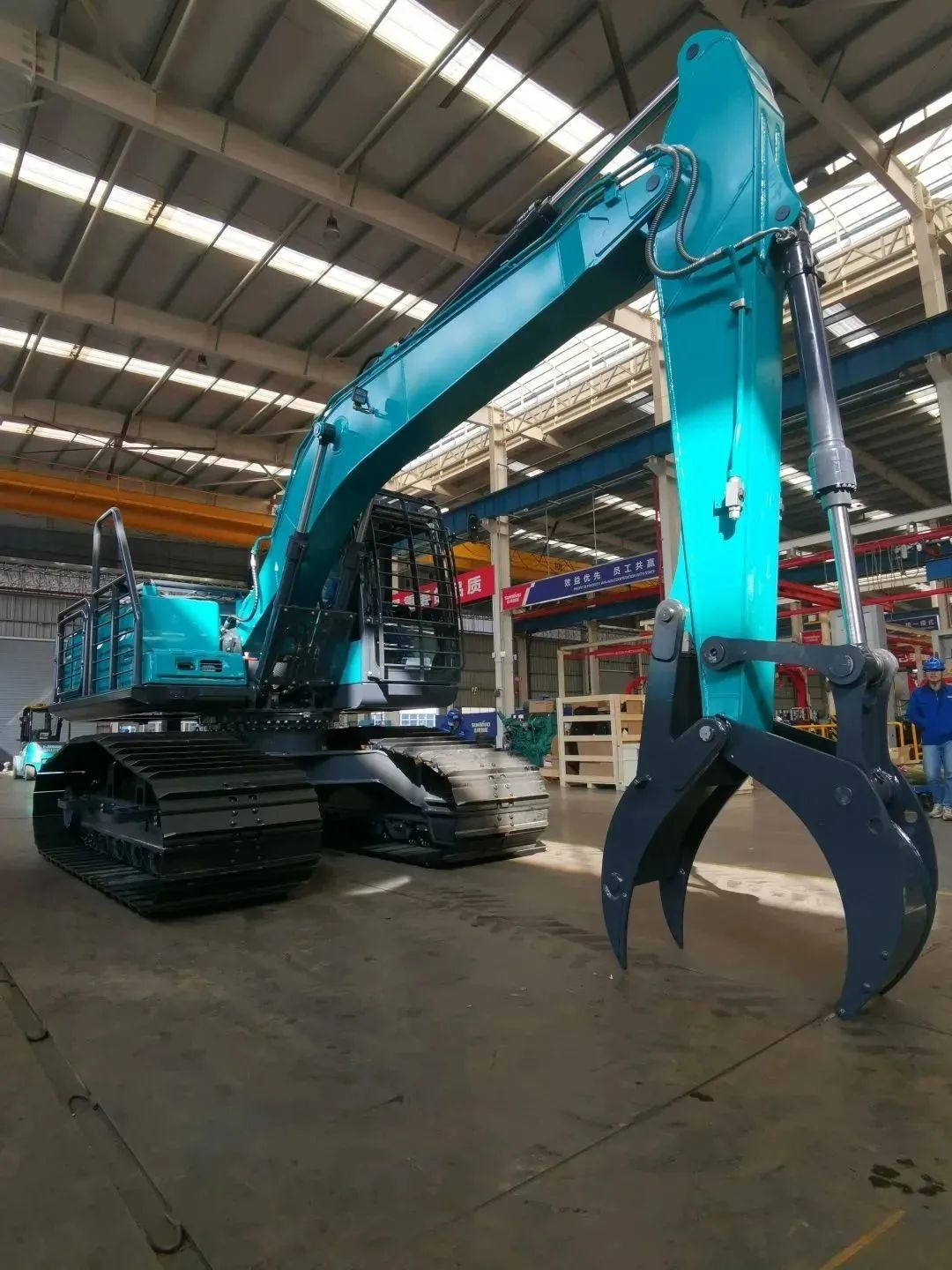 翻山越岭，，，，，，，称霸“武林”！LETOU乐投智能首款中型林业挖掘机乐成下线