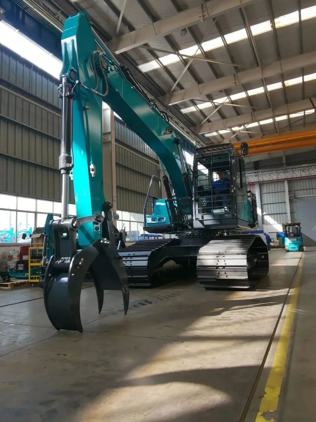 翻山越岭，，，，，，，称霸“武林”！LETOU乐投智能首款中型林业挖掘机乐成下线